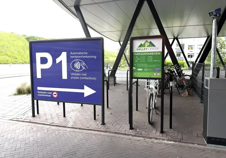 Blauw P1-bord en het groene tarievenbord van Valley Center