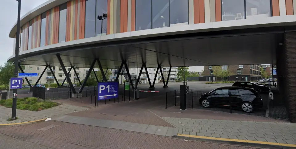 Inrit van P1 onder het Valley Center-gebouw met slagboom